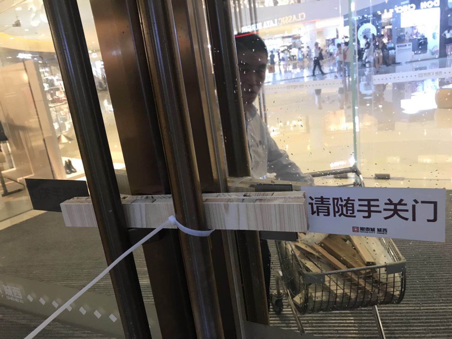 严阵以待|暴雨中夙夜奋战，为你守护家园平安